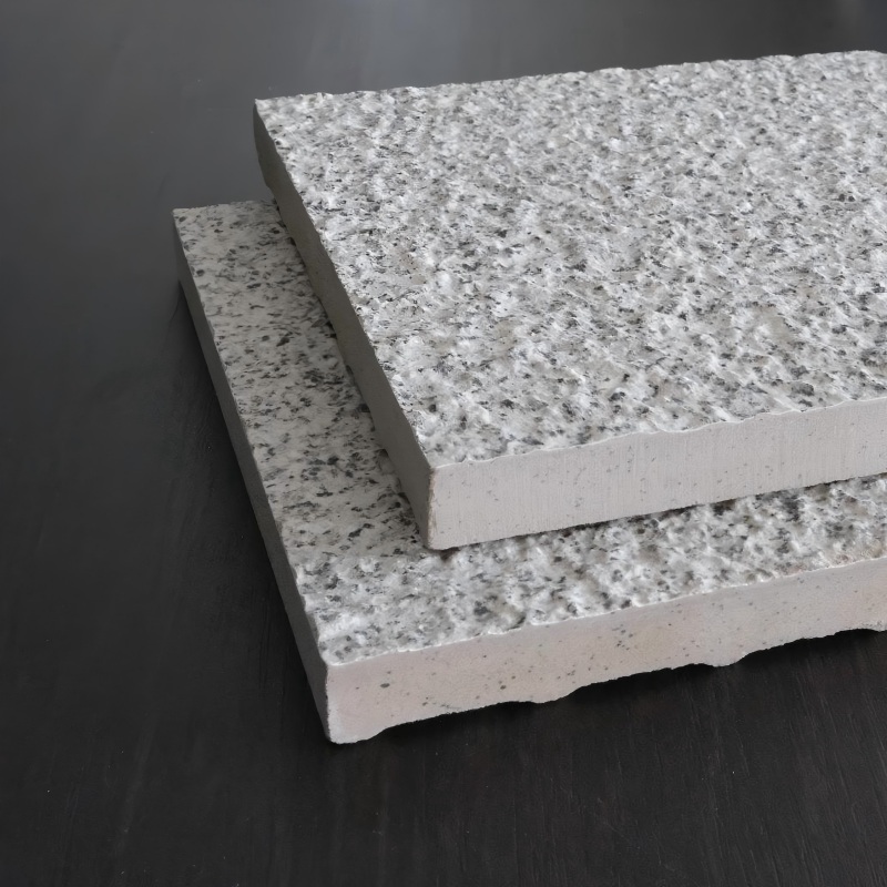 Comment reproduire la surface bouchardée de la pierre naturelle sur des carreaux de céramique ? Beata Ceramics a la méthode éprouvée !