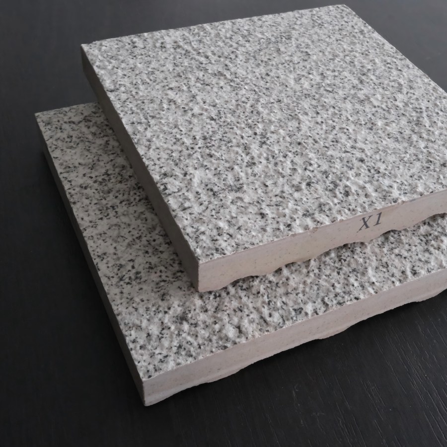 Vous n’aimez pas la surface rugueuse de la surface traditionnelle bouchardée ? Beata Ceramics améliore et lance la fine surface bouchardée !